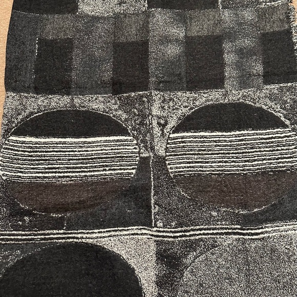 Aritzia - Wilfred - 100% Wool Blanket Scarf. - Picture 4 of 5